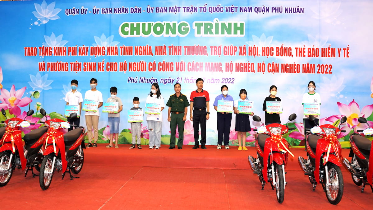 Ông Trần Đình Quân, Chủ tịch kiêm Tổng Giám đốc Dai-ichi Life Việt Nam (vị trí thứ năm, từ phải sang) trao 20 suất hỗ trợ có tổng trị giá 60 triệu đồng (mỗi suất 3 triệu đồng) cho 20 trẻ em mồ côi do cha/mẹ mất vì dịch Covid-19 trên địa bàn Quận Phú Nhuận. Ông Trần Đình Quân, Chủ tịch kiêm Tổng Giám đốc Dai-ichi Life Việt Nam (vị trí thứ năm, từ phải sang) trao 20 suất hỗ trợ có tổng trị giá 60 triệu đồng (mỗi suất 3 triệu đồng) cho 20 trẻ em mồ côi do cha/mẹ mất vì dịch Covid-19 trên địa bàn Quận Phú Nhuận.
